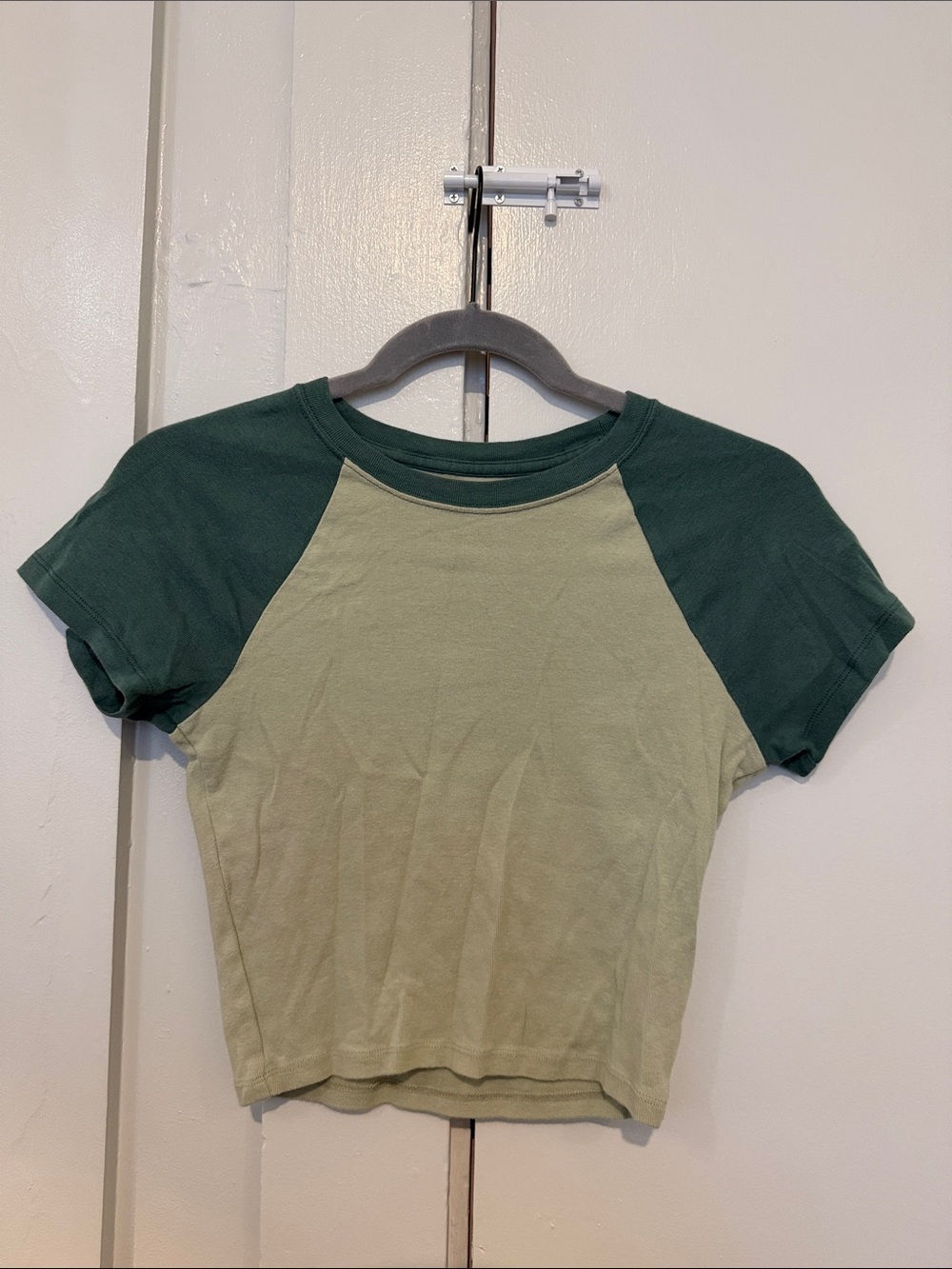 Hollister Two-Tone Green Raglan Crop Tee